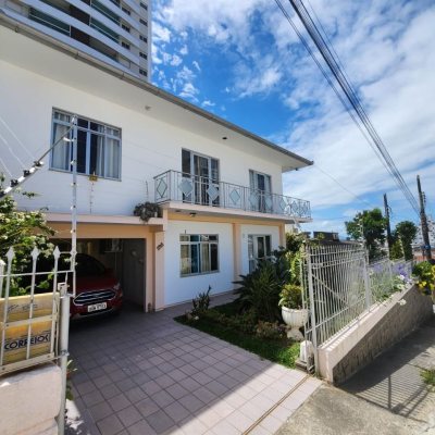 Casa Residencial com 370m², 5 quartos, 2 suítes, 3 garagens, no bairro Barreiros em São José