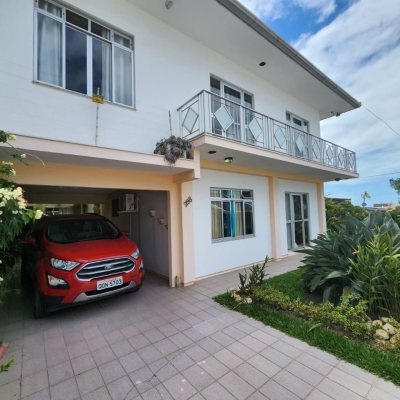 Casa Residencial com 370m², 5 quartos, 2 suítes, 3 garagens, no bairro Barreiros em São José