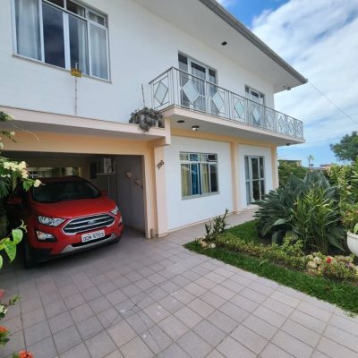 Casa Residencial com 370m², 5 quartos, 2 suítes, 3 garagens, no bairro Barreiros em São José