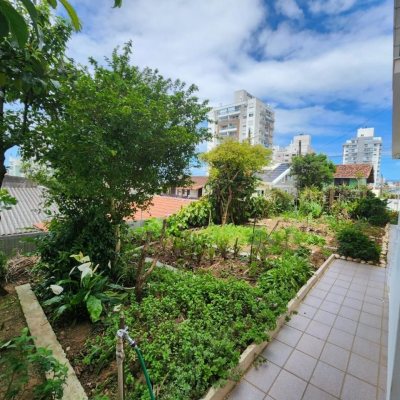 Casa Residencial com 370m², 5 quartos, 2 suítes, 3 garagens, no bairro Barreiros em São José