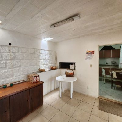 Casa Residencial com 370m², 5 quartos, 2 suítes, 3 garagens, no bairro Barreiros em São José