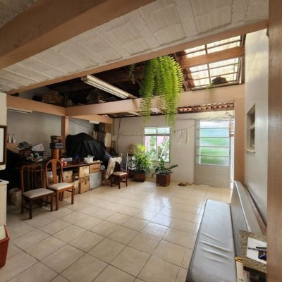 Casa Residencial com 370m², 5 quartos, 2 suítes, 3 garagens, no bairro Barreiros em São José