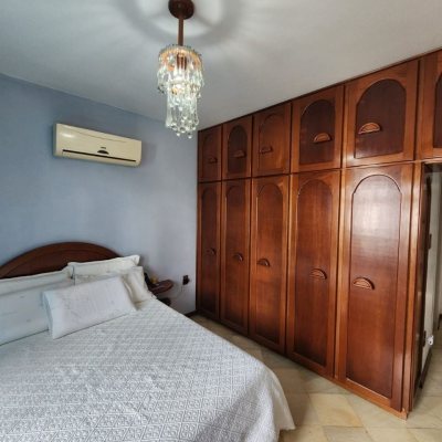 Casa Residencial com 370m², 5 quartos, 2 suítes, 3 garagens, no bairro Barreiros em São José