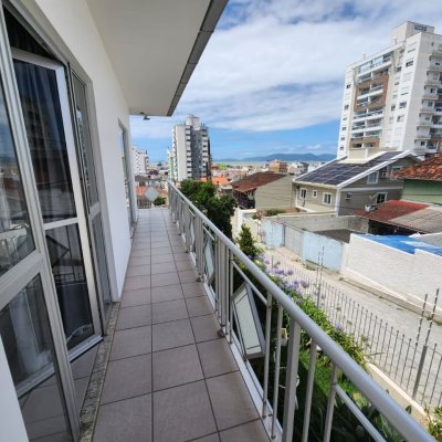 Casa Residencial com 370m², 5 quartos, 2 suítes, 3 garagens, no bairro Barreiros em São José