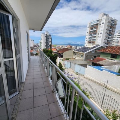 Casa Residencial com 370m², 5 quartos, 2 suítes, 3 garagens, no bairro Barreiros em São José