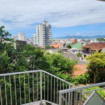 Casa Residencial com 370m², 5 quartos, 2 suítes, 3 garagens, no bairro Barreiros em São José