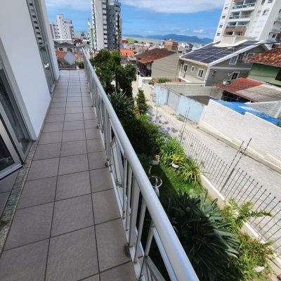 Casa Residencial com 370m², 5 quartos, 2 suítes, 3 garagens, no bairro Barreiros em São José