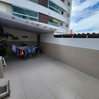 Casa Residencial com 370m², 5 quartos, 2 suítes, 3 garagens, no bairro Barreiros em São José