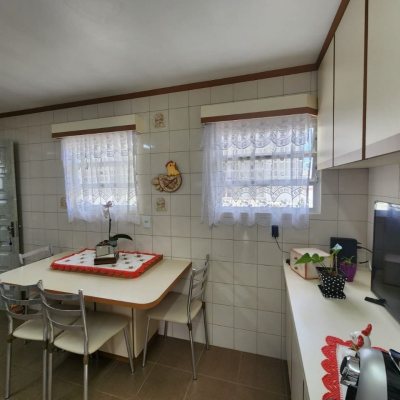 Casa Residencial com 370m², 5 quartos, 2 suítes, 3 garagens, no bairro Barreiros em São José