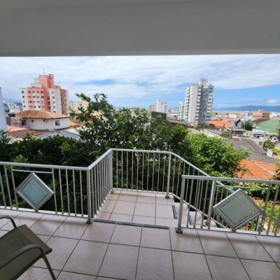 Casa Residencial com 370m², 5 quartos, 2 suítes, 3 garagens, no bairro Barreiros em São José