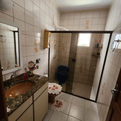 Casa Residencial com 370m², 5 quartos, 2 suítes, 3 garagens, no bairro Barreiros em São José