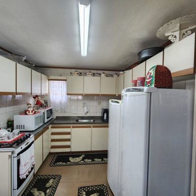 Casa Residencial com 370m², 5 quartos, 2 suítes, 3 garagens, no bairro Barreiros em São José