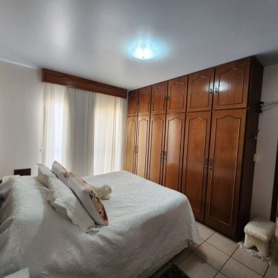 Casa Residencial com 370m², 5 quartos, 2 suítes, 3 garagens, no bairro Barreiros em São José