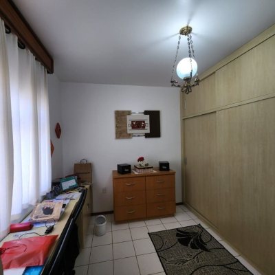 Casa Residencial com 370m², 5 quartos, 2 suítes, 3 garagens, no bairro Barreiros em São José