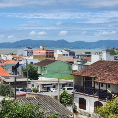 Casa Residencial com 370m², 5 quartos, 2 suítes, 3 garagens, no bairro Barreiros em São José