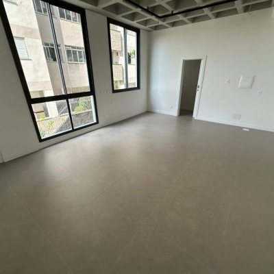 Loft com 37m², 1 quarto (sendo 1 suíte), 1 garagem, no bairro Pantanal em Florianópolis