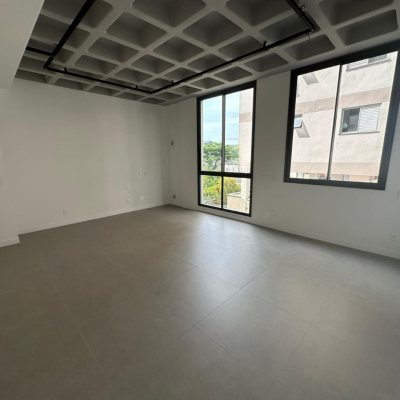 Loft com 37m², 1 quarto (sendo 1 suíte), 1 garagem, no bairro Pantanal em Florianópolis
