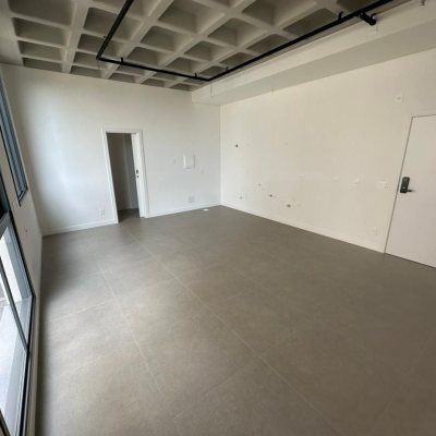 Loft com 37m², 1 quarto (sendo 1 suíte), 1 garagem, no bairro Pantanal em Florianópolis