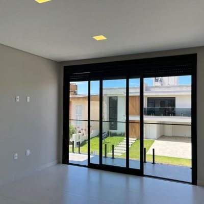 Casa em Condomínio com 253m², 3 quartos, 3 suítes, 2 garagens, no bairro São João Do Rio Vermelho em Florianópolis