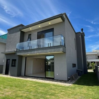 Casa em Condomínio com 253m², 3 quartos, 3 suítes, 2 garagens, no bairro São João Do Rio Vermelho em Florianópolis