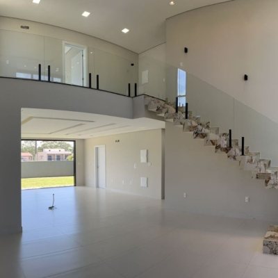 Casa em Condomínio com 253m², 3 quartos, 3 suítes, 2 garagens, no bairro São João Do Rio Vermelho em Florianópolis