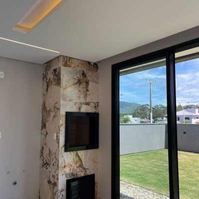 Casa em Condomínio com 253m², 3 quartos, 3 suítes, 2 garagens, no bairro São João Do Rio Vermelho em Florianópolis