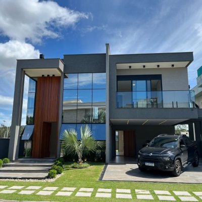 Casa em Condomínio com 253m², 3 quartos, 3 suítes, 2 garagens, no bairro São João Do Rio Vermelho em Florianópolis