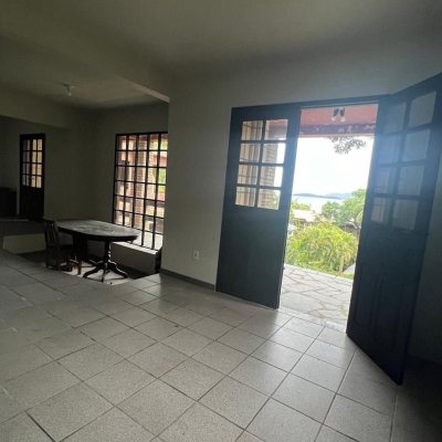 Casa Residencial com 152m², 3 quartos, 1 suíte, 2 garagens, no bairro Sambaqui em Florianópolis