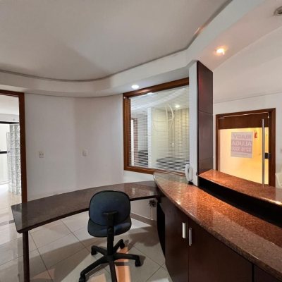 Sala com 163m², 2 garagens, no bairro Centro em Florianópolis