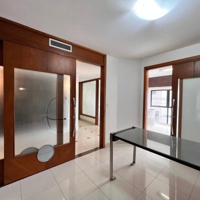 Sala com 163m², 2 garagens, no bairro Centro em Florianópolis