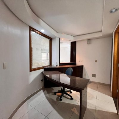 Sala com 163m², 2 garagens, no bairro Centro em Florianópolis