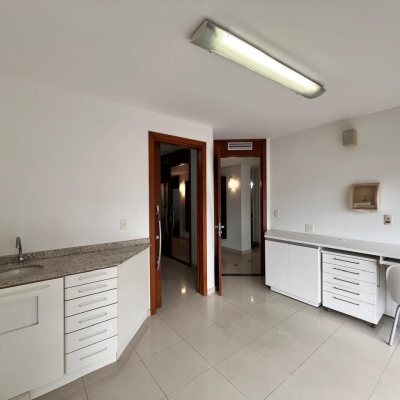 Sala com 163m², 2 garagens, no bairro Centro em Florianópolis