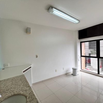 Sala com 163m², 2 garagens, no bairro Centro em Florianópolis