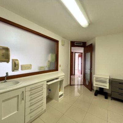 Sala com 163m², 2 garagens, no bairro Centro em Florianópolis