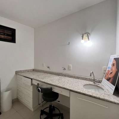 Sala com 163m², 2 garagens, no bairro Centro em Florianópolis