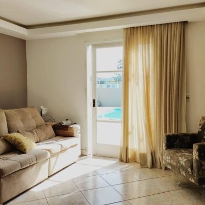 Casa Residencial com 165m², 5 quartos, 2 suítes, 4 garagens, no bairro Campeche em Florianópolis