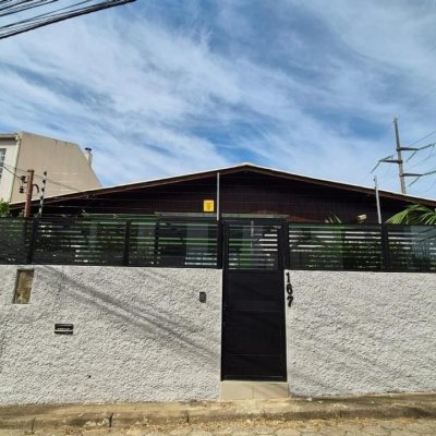 Casa Residencial com 95m², 3 quartos, 1 suíte, 2 garagens, no bairro Saco Dos Limões em Florianópolis