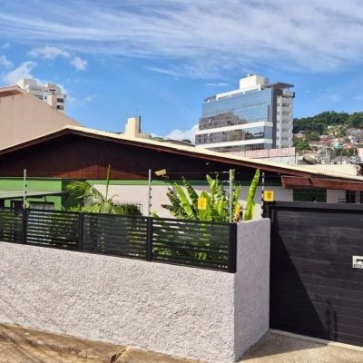 Casa Residencial com 95m², 3 quartos, 1 suíte, 2 garagens, no bairro Saco Dos Limões em Florianópolis