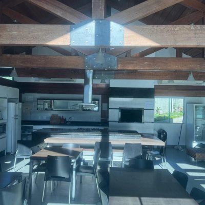 Cobertura com 196m², 3 quartos (sendo 1 suíte), 2 garagens, no bairro Carvoeira em Florianópolis