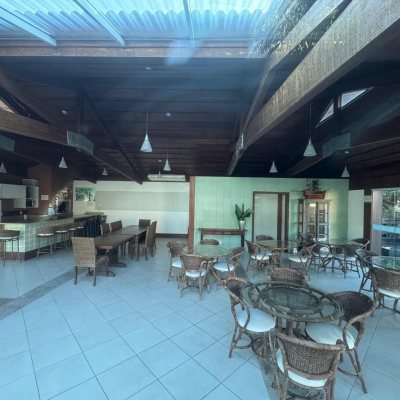 Cobertura com 196m², 3 quartos (sendo 1 suíte), 2 garagens, no bairro Carvoeira em Florianópolis