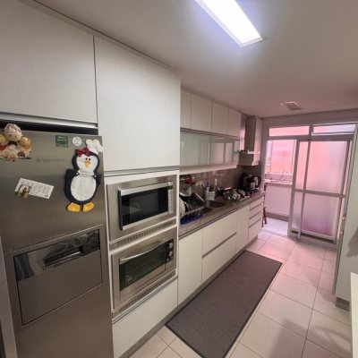 Cobertura com 196m², 3 quartos (sendo 1 suíte), 2 garagens, no bairro Carvoeira em Florianópolis