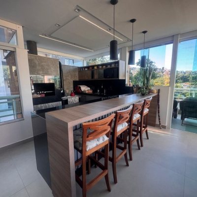 Cobertura com 196m², 3 quartos (sendo 1 suíte), 2 garagens, no bairro Carvoeira em Florianópolis