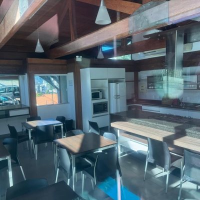 Cobertura com 196m², 3 quartos (sendo 1 suíte), 2 garagens, no bairro Carvoeira em Florianópolis