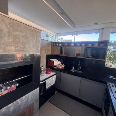 Cobertura com 196m², 3 quartos (sendo 1 suíte), 2 garagens, no bairro Carvoeira em Florianópolis
