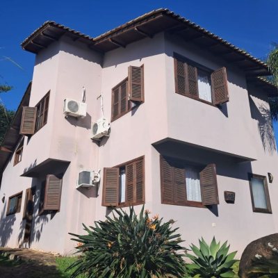 Casa em Condomínio com 297m², 5 quartos, 1 suíte, 4 garagens, no bairro Cachoeira Do Bom Jesus em Florianópolis