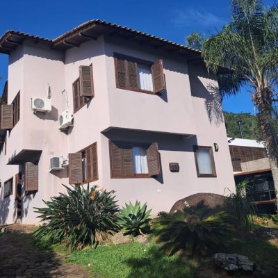 Casa em Condomínio com 297m², 5 quartos, 1 suíte, 4 garagens, no bairro Cachoeira Do Bom Jesus em Florianópolis