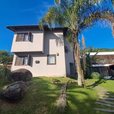 Casa em Condomínio com 297m², 5 quartos, 1 suíte, 4 garagens, no bairro Cachoeira Do Bom Jesus em Florianópolis