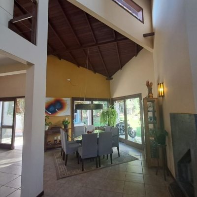 Casa em Condomínio com 297m², 5 quartos, 1 suíte, 4 garagens, no bairro Cachoeira Do Bom Jesus em Florianópolis