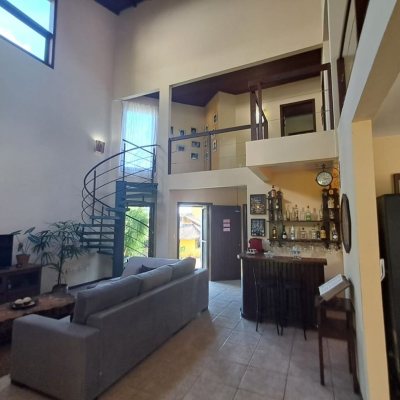 Casa em Condomínio com 297m², 5 quartos, 1 suíte, 4 garagens, no bairro Cachoeira Do Bom Jesus em Florianópolis