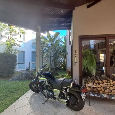 Casa em Condomínio com 297m², 5 quartos, 1 suíte, 4 garagens, no bairro Cachoeira Do Bom Jesus em Florianópolis